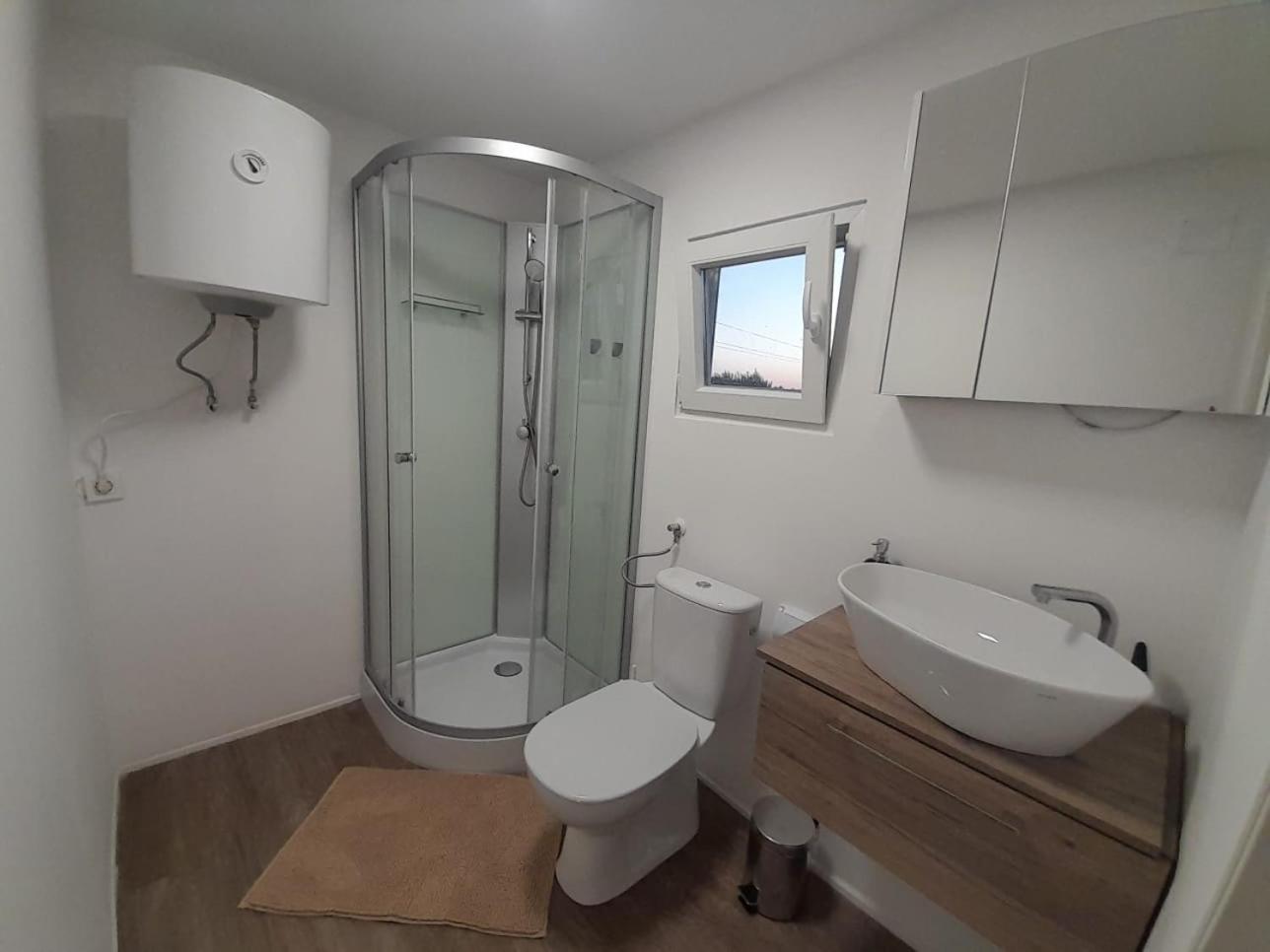Tiny House Lily With Jacuzzi Lägenhet Sveti Filip i Jakov Exteriör bild
