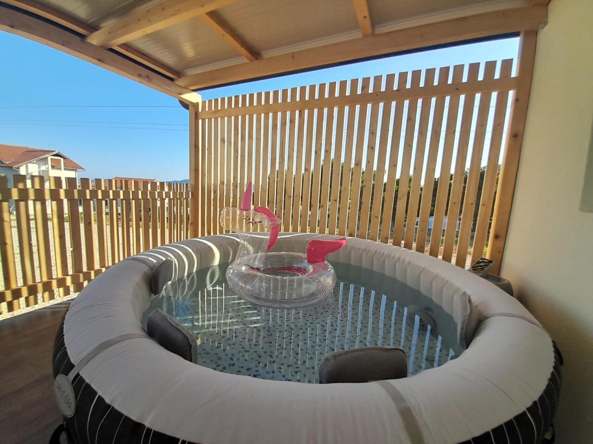 Tiny House Lily With Jacuzzi Lägenhet Sveti Filip i Jakov Exteriör bild